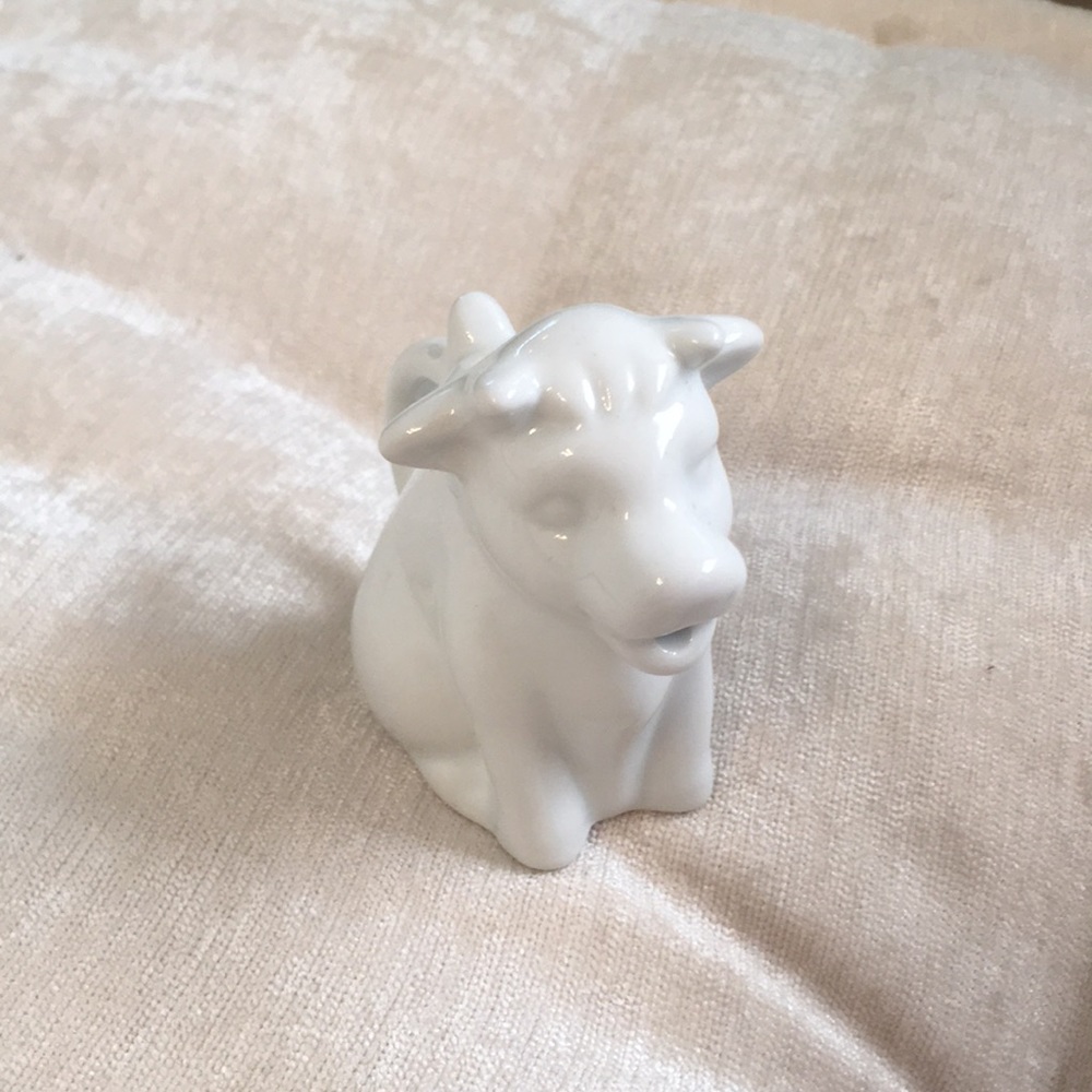 Tiny cow creamer jar